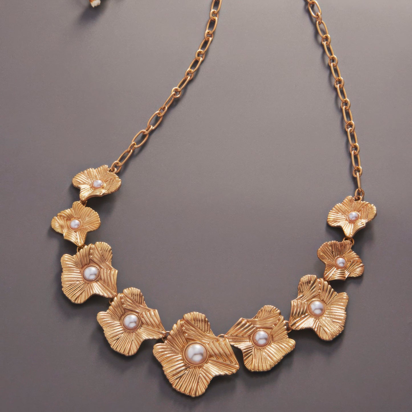 Flower shaped vintage pearl station short necklace - ShopEasier